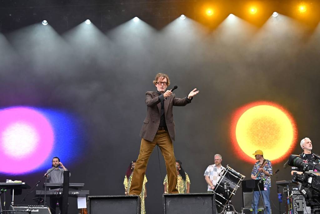 Jarvis Cocker dominando a la multitud en Glastonbury 2025.