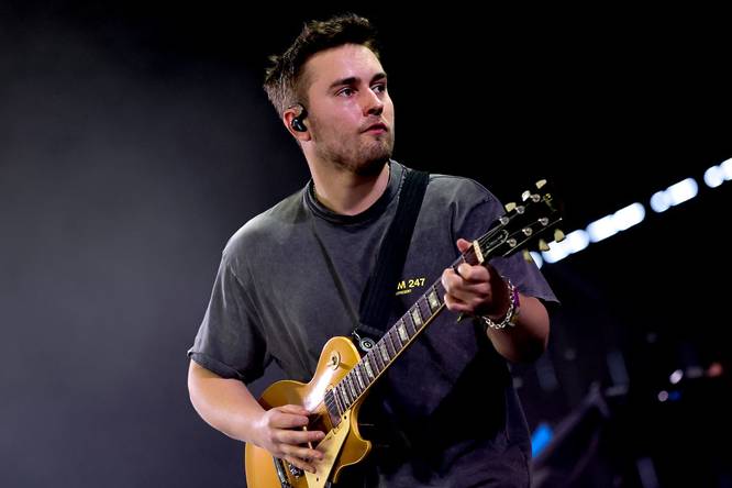 Sam Fender playing live at Coachella in 2025