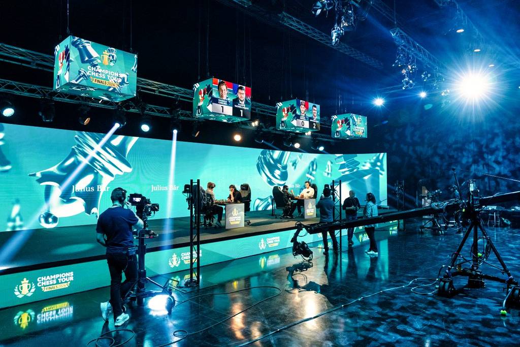 Commentaar op het schaakkampioenschap terwijl de spelers aan het spelen zijn