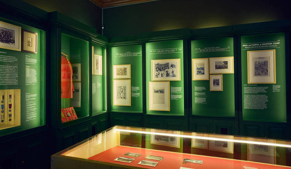 Eine neue Ausstellung im historischen Hampton Court Palace erforscht die Anwesenheit der indischen Armee in der königlichen Residenz – und deckt eine übersehene Periode ihrer Geschichte auf