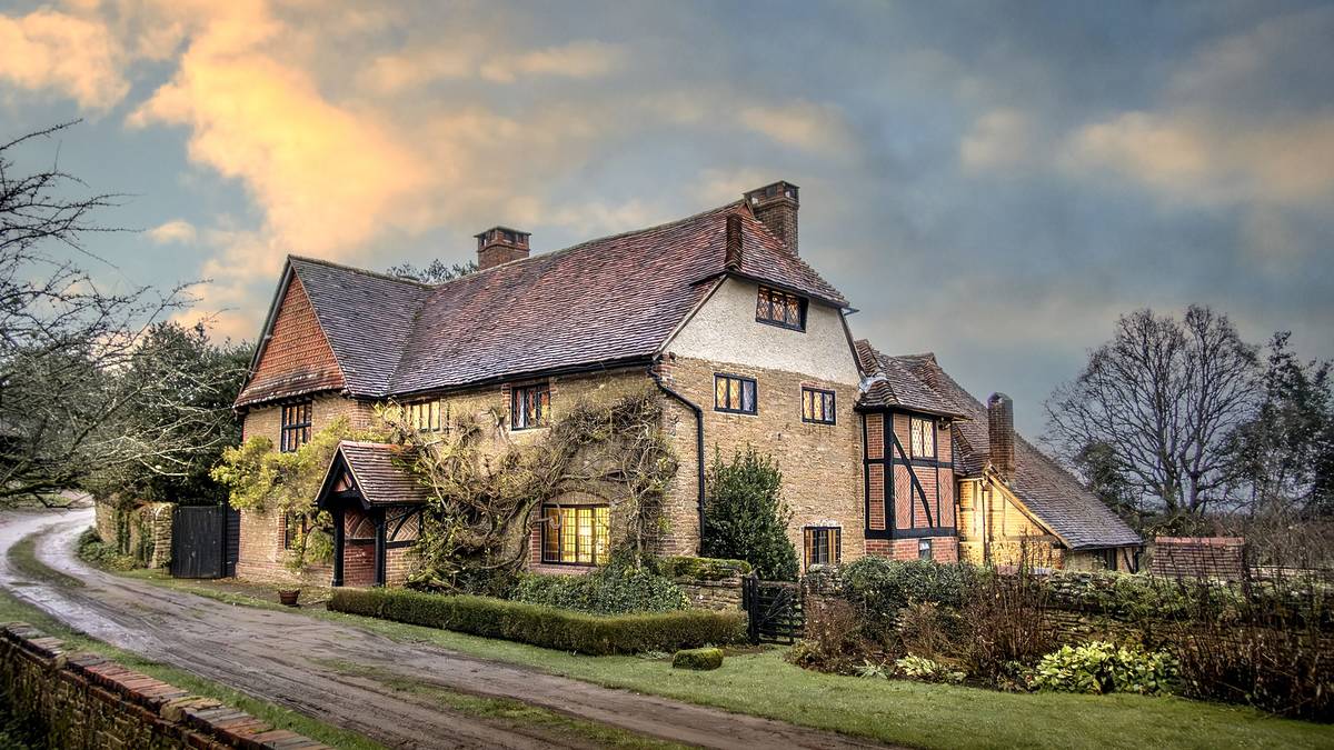 exterior of Cwmmau Farmhouse, the tudor house from hamnet
