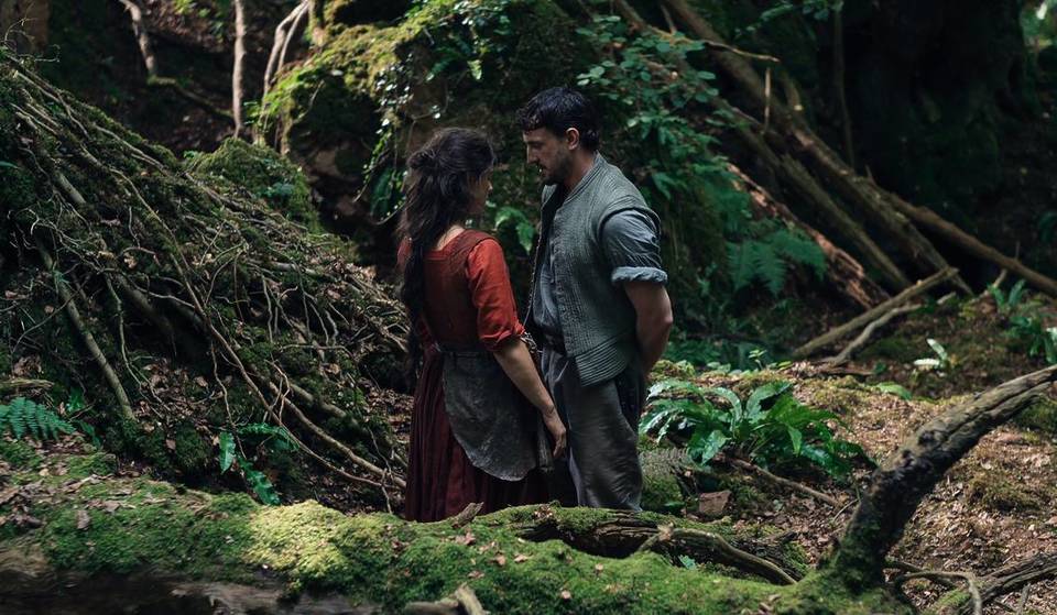È possibile soggiornare nella fattoria del XVII secolo di Hamnet, un cottage giacobiano come quello visto nell’adattamento shakespeariano con Jessie Buckley e Paul Mescal, a sole 3 ore di distanza da Londra.