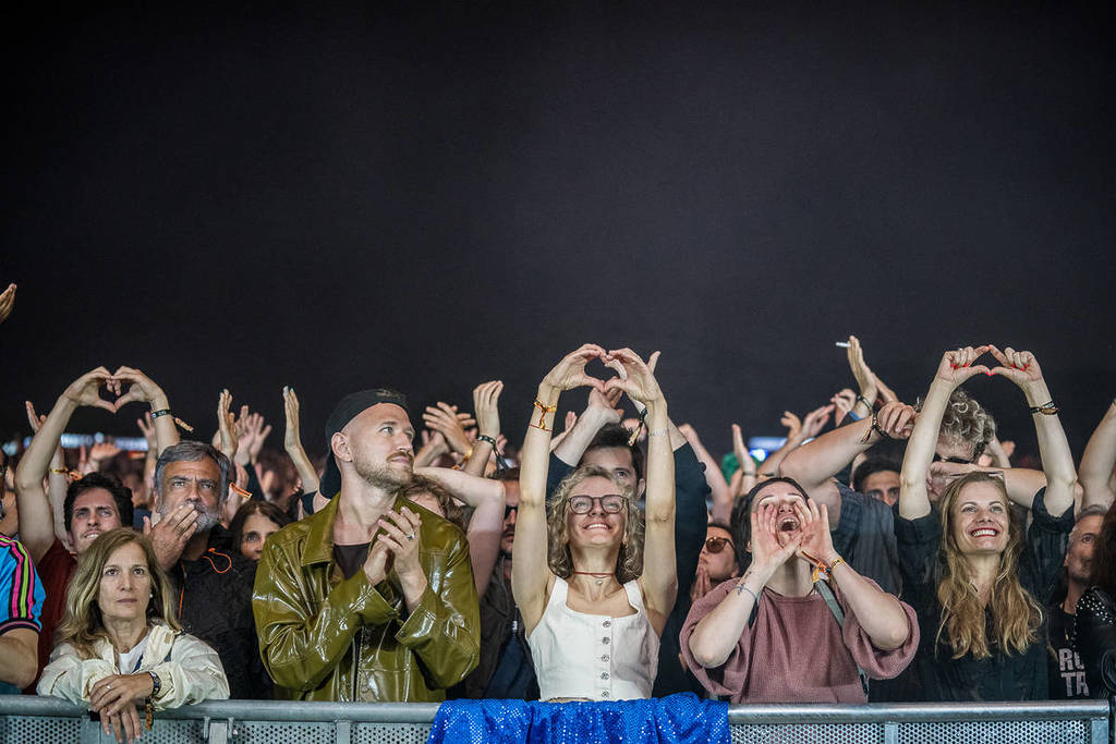 Público do festival Primavera Sound a apoiar o DJ no palco