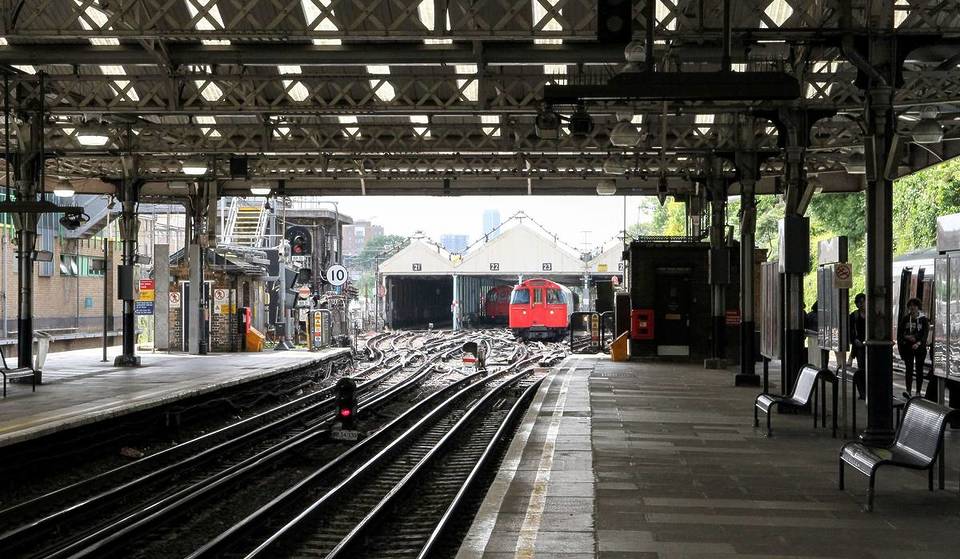 Dies ist die einzige U-Bahn-Station in London, in der Fahrgäste den Schuppen betreten können, in dem die Wagen untergestellt sind.