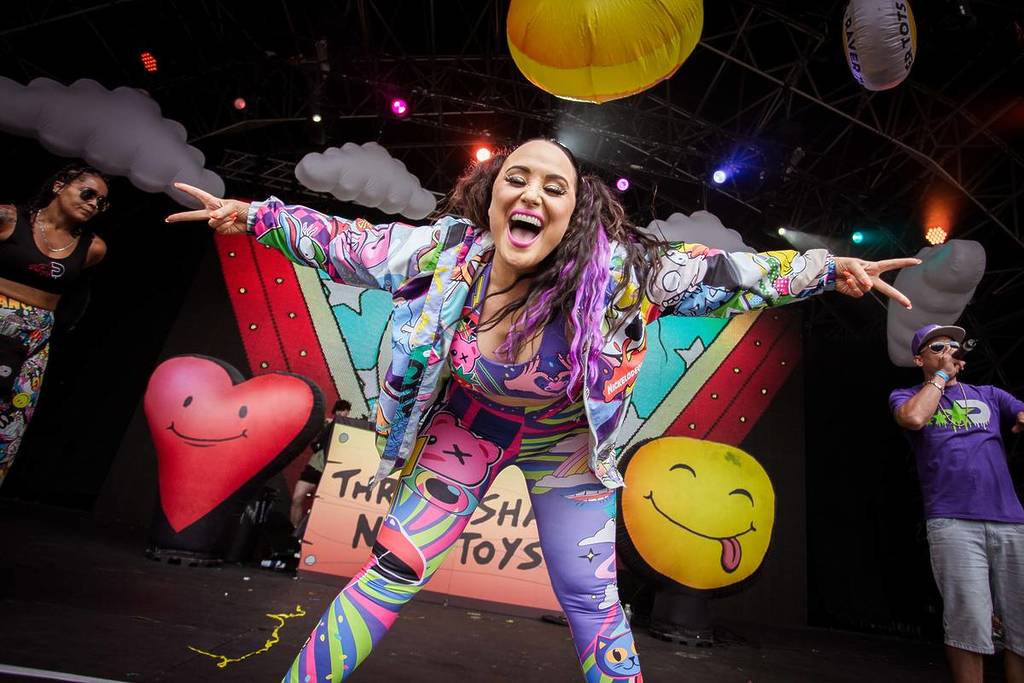 Raver tots festival stage performer