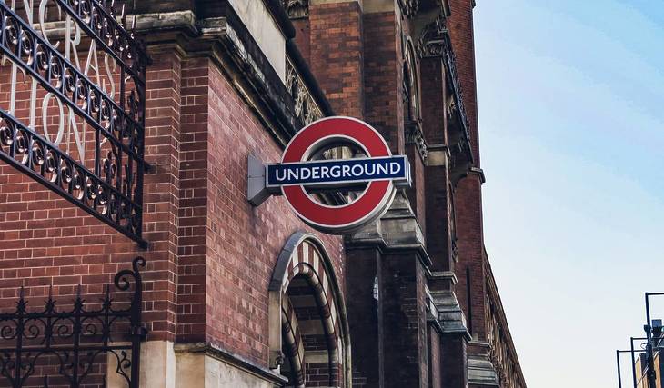 Die gesamte Piccadilly Line wird an diesem Wochenende geschlossen sein – hier findest du alle Details und Infos dazu, wie du dich in der Hauptstadt fortbewegen kannst, einschließlich der Anfahrt zum Flughafen Heathrow.