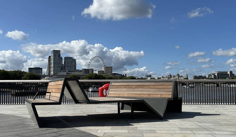 Er is een gloednieuwe openbare ruimte aan de rivier geopend in Londen – met groen, ontmoetingsplaatsen en openbare kunstwerken.