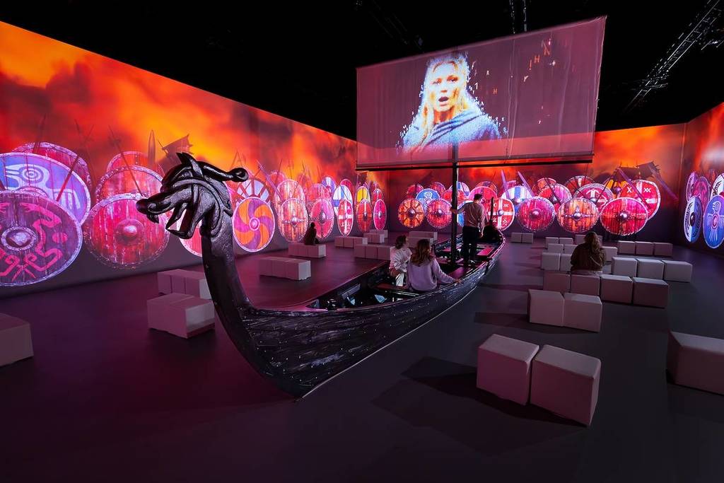 eine Nachbildung eines Wikingerschiffs in einem immersiven Raum bei Vikings: The Immersive Experience