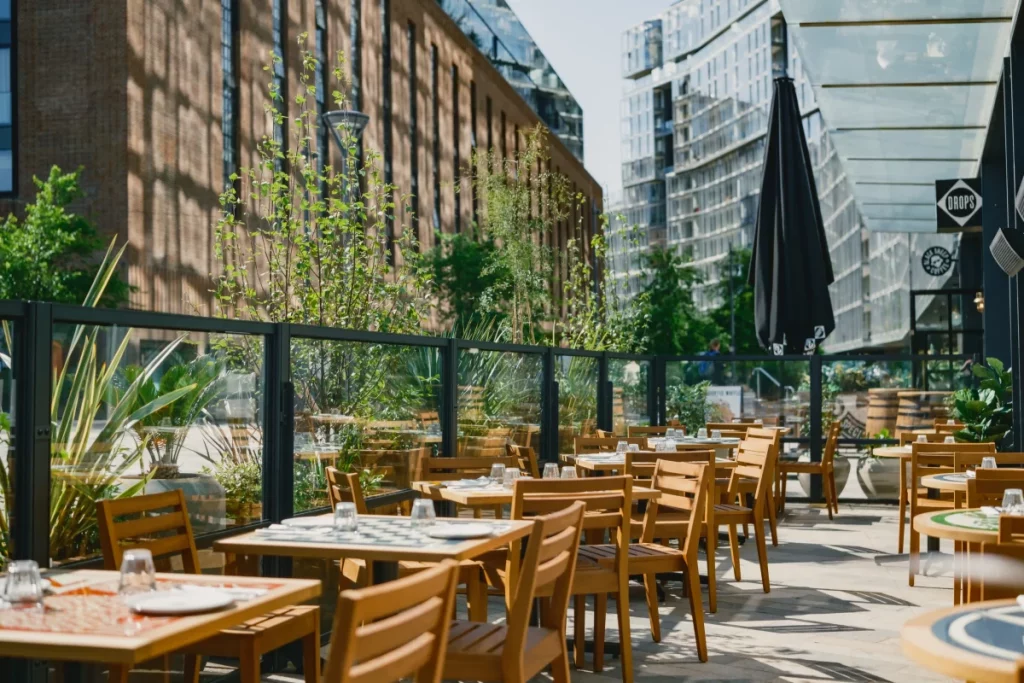 Dieses Restaurant am Flussufer in Battersea ist zu einem der beliebtesten Orte in Südlondon für große, feuchtfröhliche Gruppenessen geworden – es bringt mit Tacos und Tequila die Energie von Mexiko-Stadt an die Themse.
