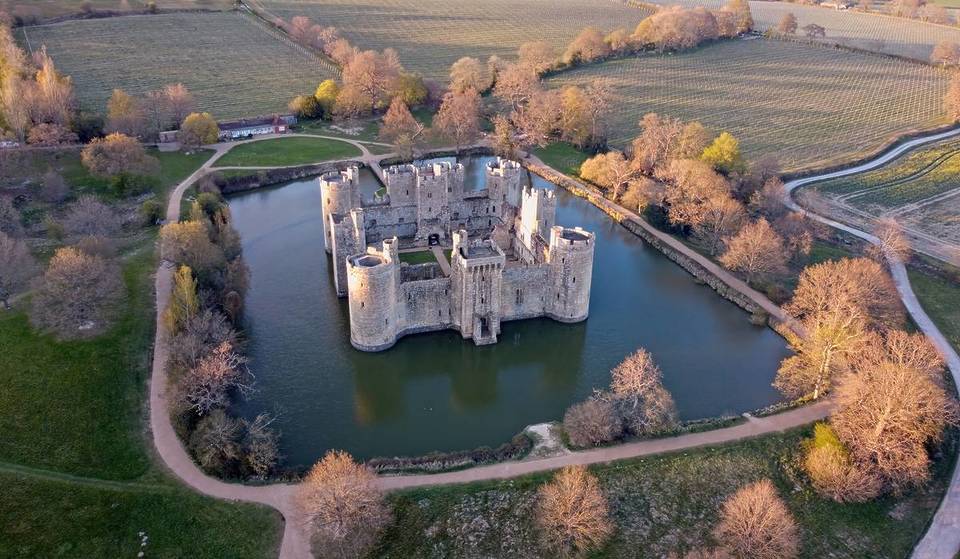 Dit prachtige sprookjesachtige fort is een van de meest pittoreske en romantische oude monumenten in Groot-Brittannië – en het ligt op slechts 90 minuten van Londen.