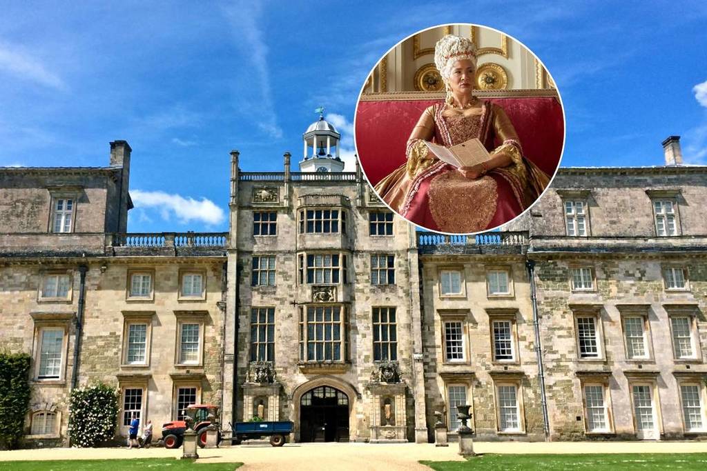 El exterior de Wilton House y los jardines circundantes con una imagen de la reina Charlotte de Bridgerton.