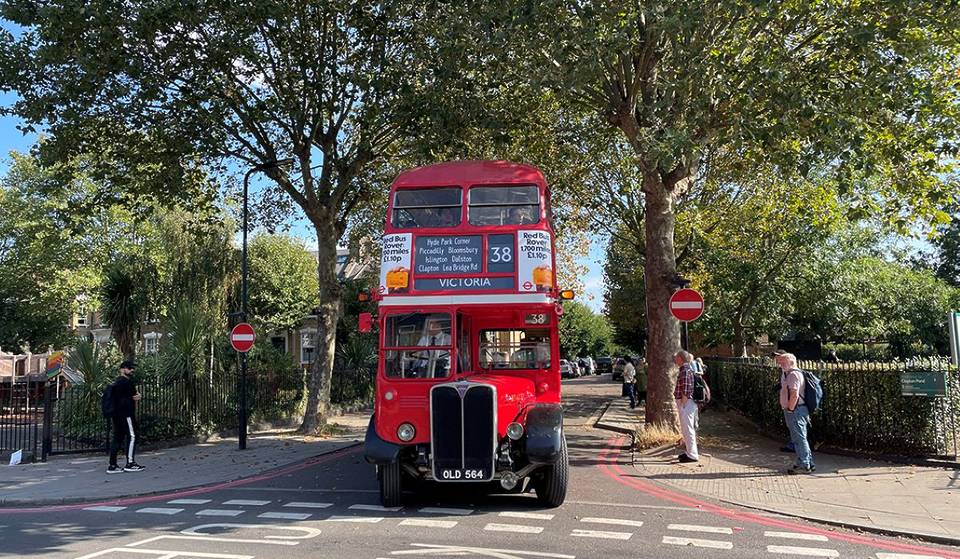 Une flotte de bus londoniens vintage circulera demain entre Victoria et Hackney. Voici comment tu peux monter à bord gratuitement.
