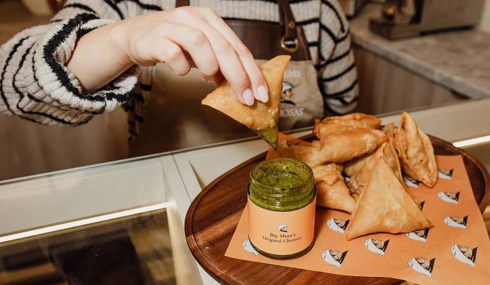 Deze geliefde samosa-winkel is gebaseerd op 50 jaar familietraditie, waarbij alle samosa’s nog steeds met de hand worden gemaakt – hoe Big Mum’s Samosas van een woonkamer uitgroeide tot de meest hartverwarmende winkel van Richmond.