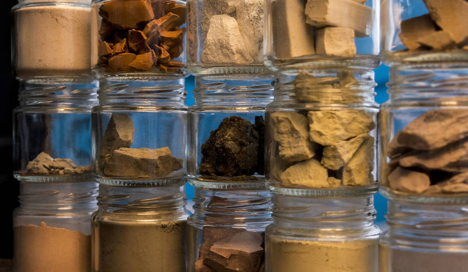 Este museu incentiva os visitantes a comer terra e sujeira de sua coleção — bem-vindo ao Museu da Terra Comestível