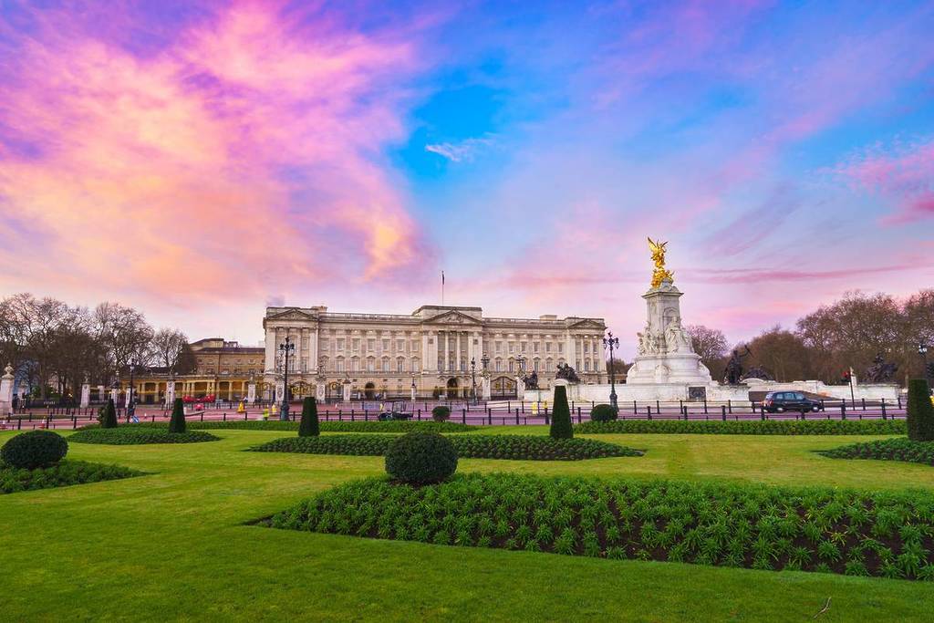 Buckingham Palace sotto un cielo colorato