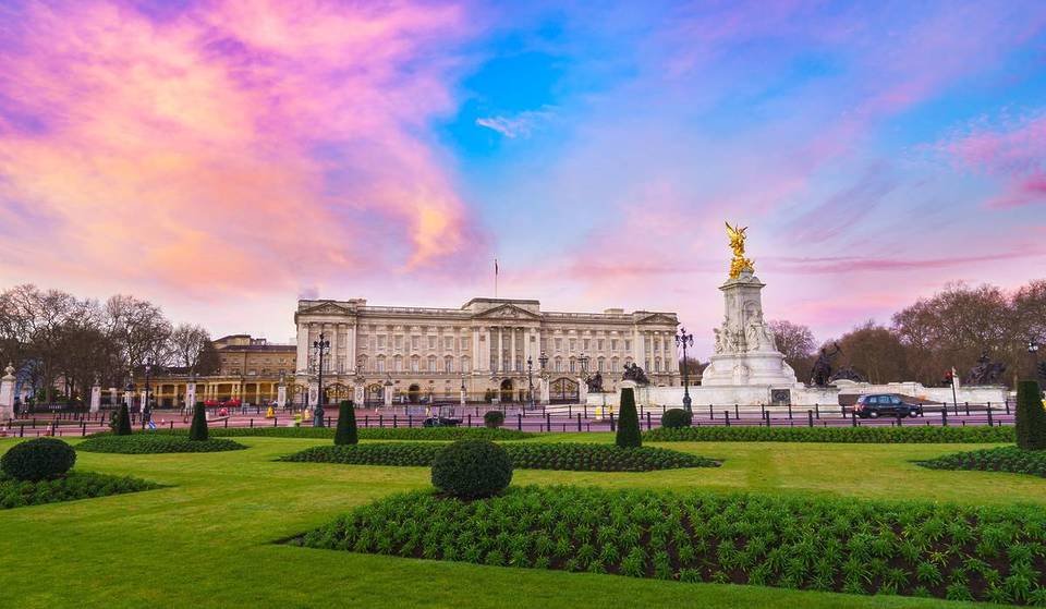 Buckingham Palace ha ufficialmente aperto le porte al pubblico: ecco come puoi dare una sbirciatina all’interno di questo leggendario punto di riferimento londinese quest’estate