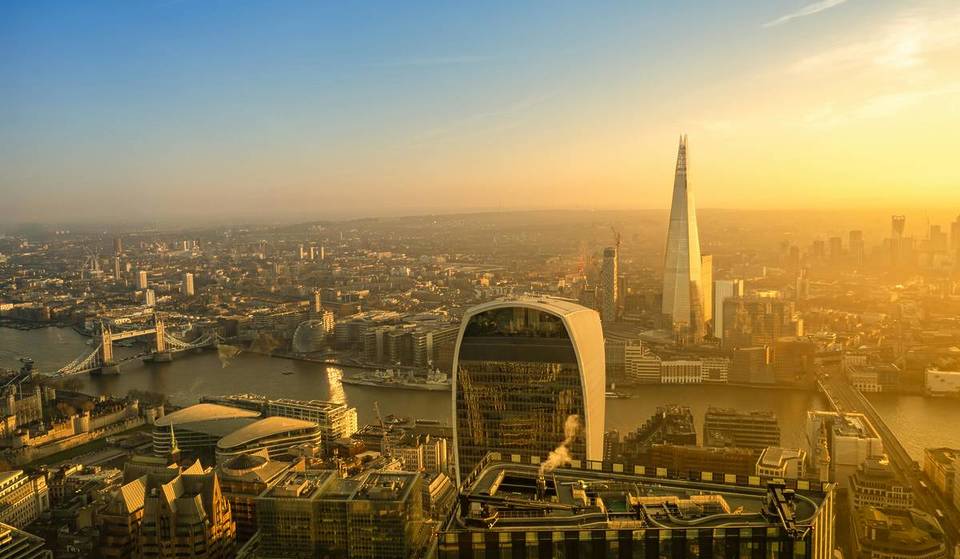 De eerste zonsondergang om 17.00 uur van 2026 vindt dit weekend plaats – en de zon zal pas in oktober weer zo vroeg ondergaan.