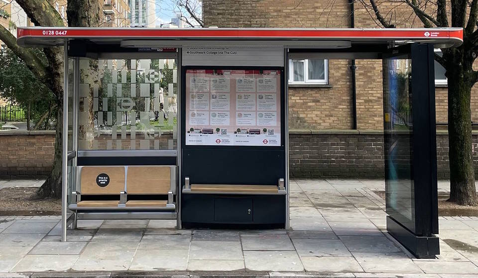 TfL ha lanciato nuove pensiline per autobus a Londra, con illuminazione, sedute e telecamere a circuito chiuso migliori, in prova in 27 località.