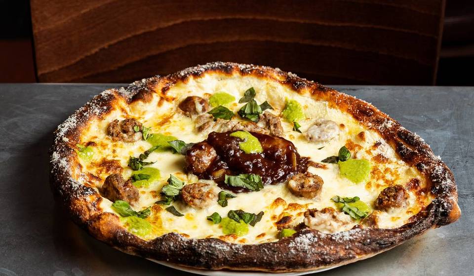 Deze nieuwe ‘Bri-talian’ pizzeria heeft de meest Britse pizza ooit gelanceerd: ze hebben een Bangers and Mash Pizza gemaakt en die is maar drie weken verkrijgbaar.