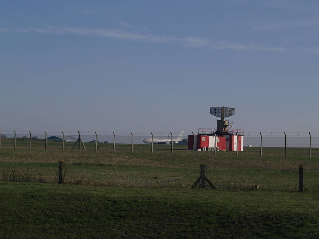 Ein Blick auf die Radaranlage am Flughafen Manston