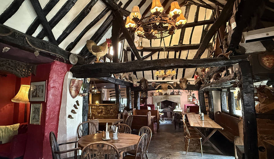 De oudste pub van Engeland ligt op slechts een uur rijden van Londen en heeft een middeleeuwse inrichting, hartige pubmaaltijden en zelfs een paar spookachtige bezoekers.