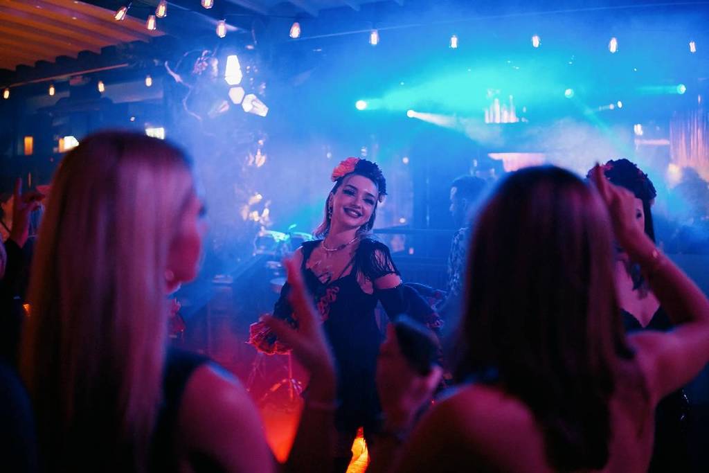 Una mujer baila en la fiesta Tulum Nights en Los Mochis.