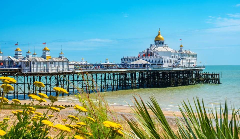 Esta encantadora ciudad costera a solo 90 minutos de Londres es uno de los lugares más soleados del Reino Unido, e incluso en los días lluviosos ofrece emocionantes actividades bajo techo.