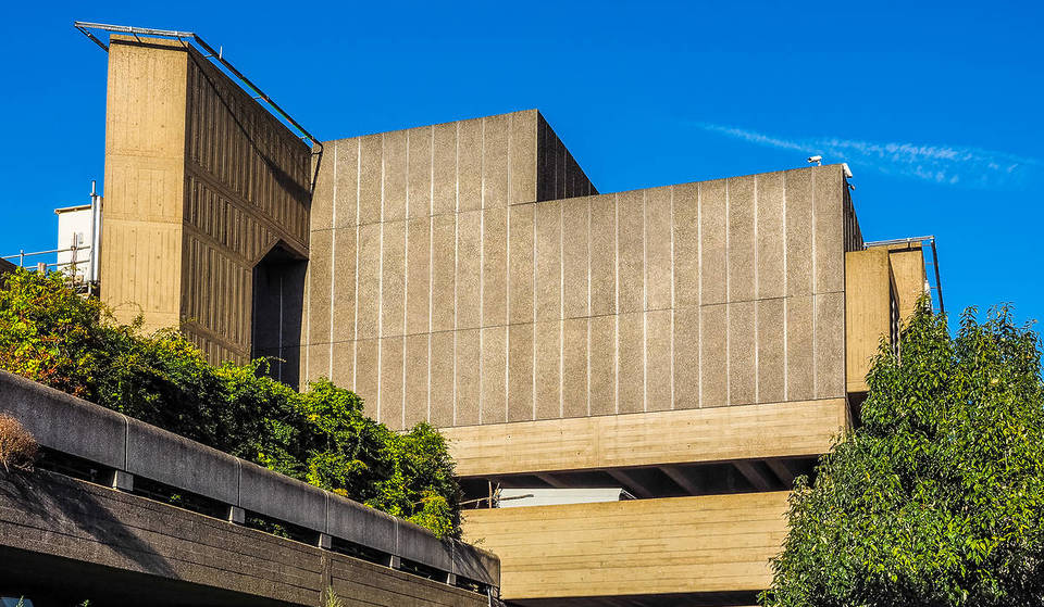 Questo punto di riferimento brutalista di Londra, che una volta era stato votato come “il più brutto della Gran Bretagna”, ha ufficialmente ottenuto lo status di edificio di interesse storico culturale di grado II* – Riconosciuto come un’icona del dopoguerra, è uno dei monumenti culturali più importanti sul Tamigi.