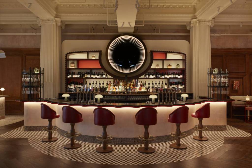 Splendido bar con dettagli in stile mod e un assortimento completo, situato all’interno del Juno all’Olympia, nella zona ovest di Londra.