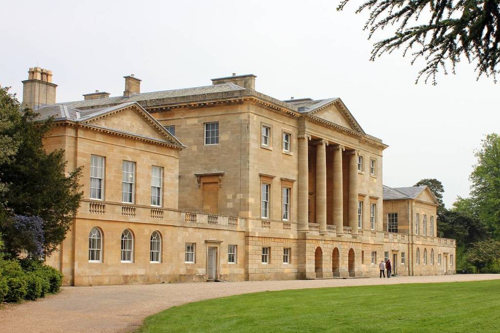 Die prächtige Fassade des Basildon House in Reading zeigt den Beginn der Gärten, die in Staffel 3 von Bridgerton mit dem ersten Kussgarten von Colin Penelope erscheinen