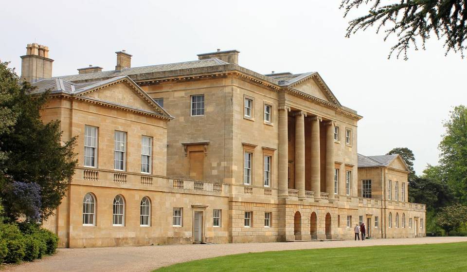 Esta gran mansión georgiana a solo una hora de Londres sirvió como lugar de rodaje de Bridgerton, y este fin de semana puedes visitar sus jardines de los besos robados.