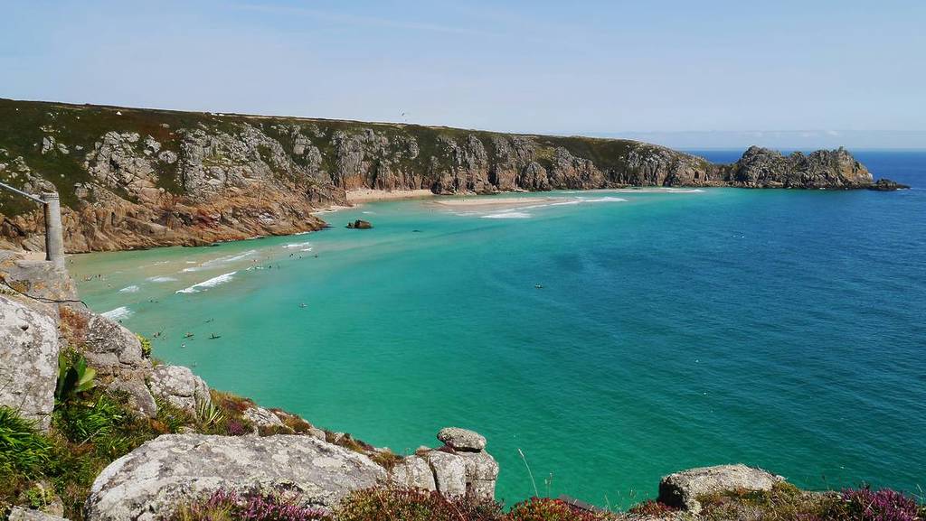Mare turchese e blu circondato da una spiaggia e da bellissime scogliere.