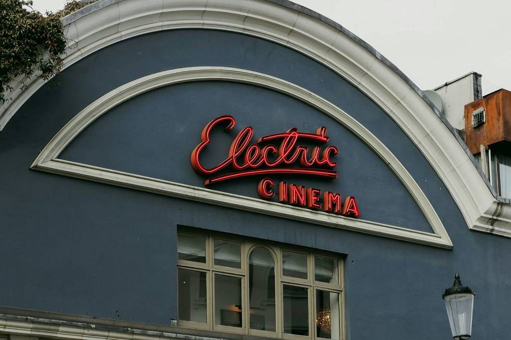 rotes Schild mit der Aufschrift 