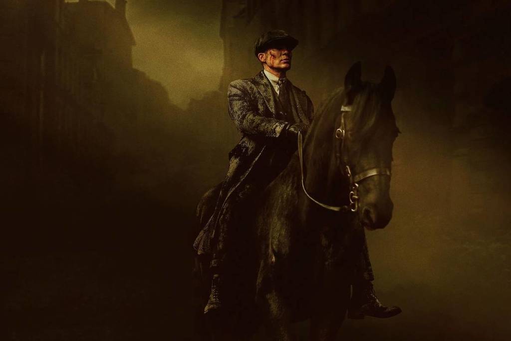 Eine Werbeaufnahme von Tommy Shelby von Peaky Blinders auf einem Pferd