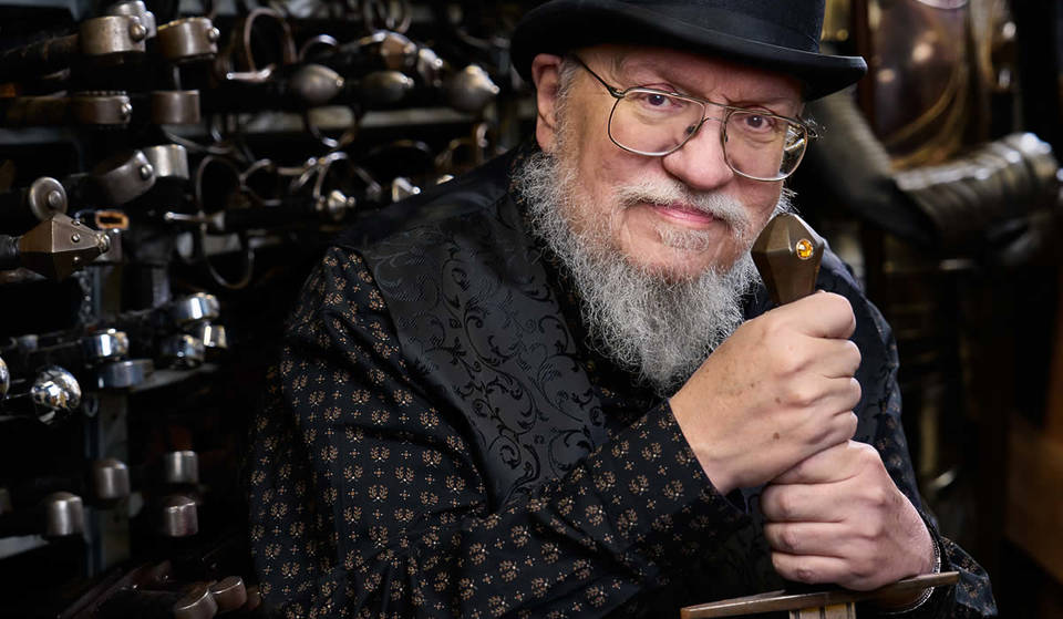 Uma nova peça de “Game of Thrones” produzida por George R.R. Martin estreia no Reino Unido neste verão – revelando uma história prequela inédita do Rei Louco.