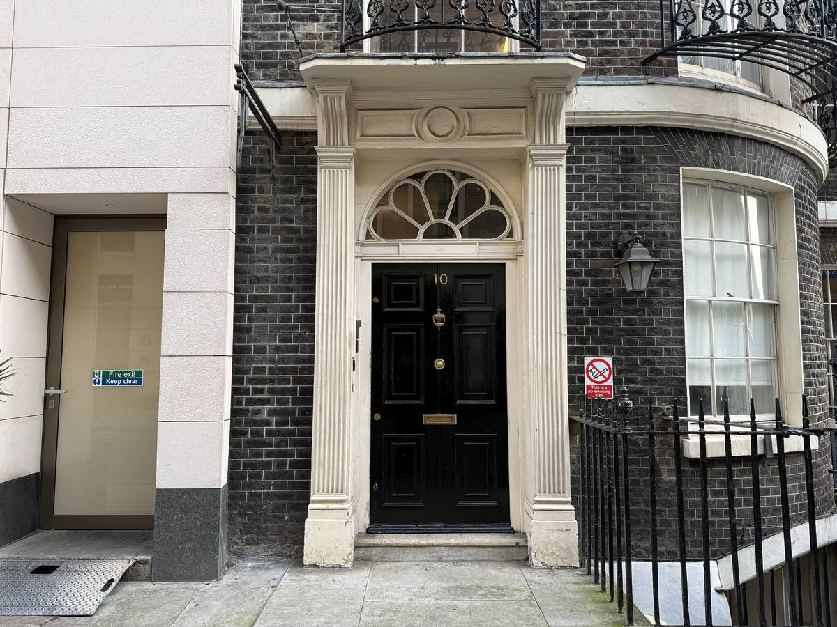 Die Tür in der Adam Street 10, die der Downing Street 10 ähnelt