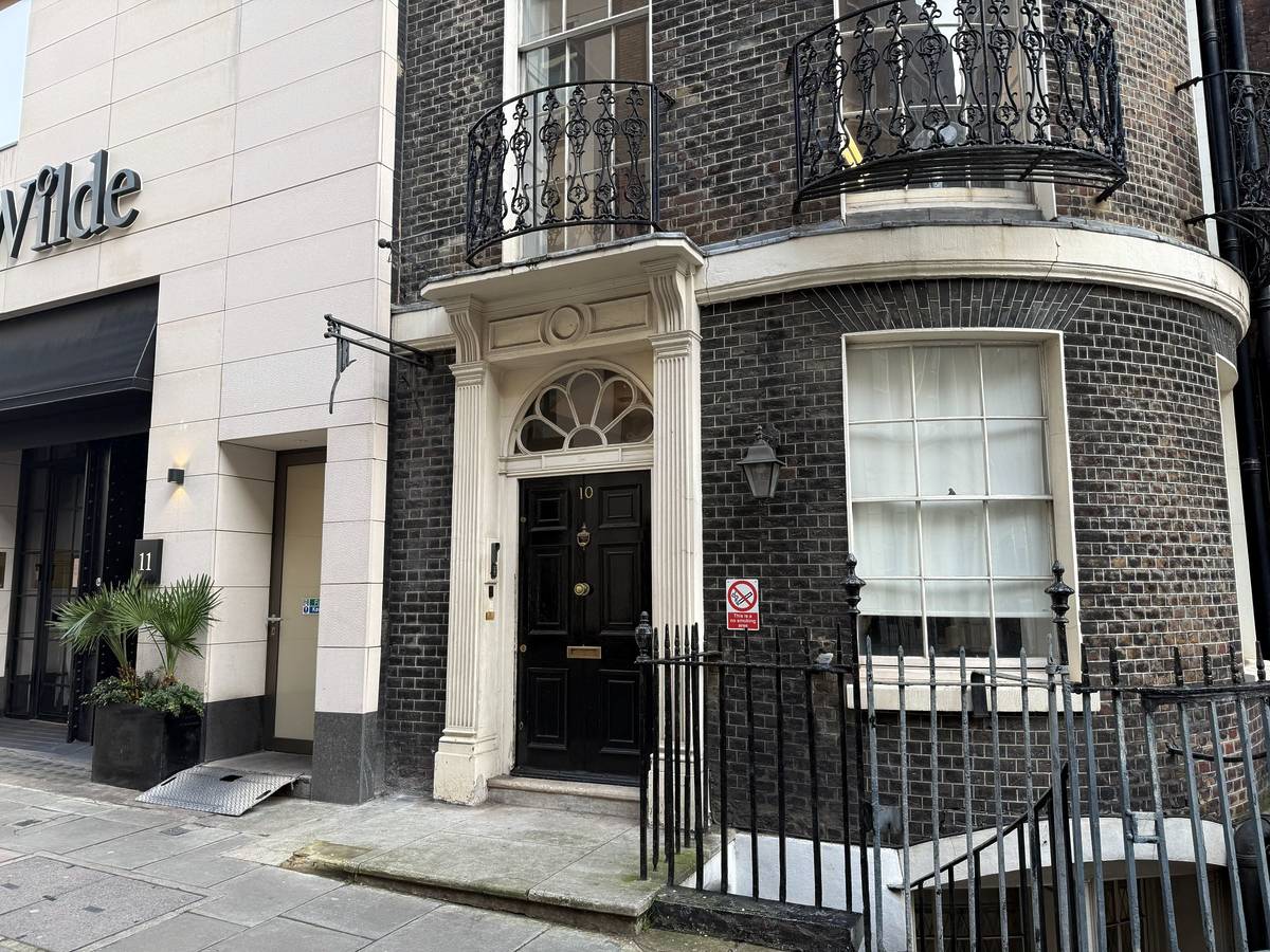 Die Tür in der Adam Street 10, die der Downing Street 10 ähnelt