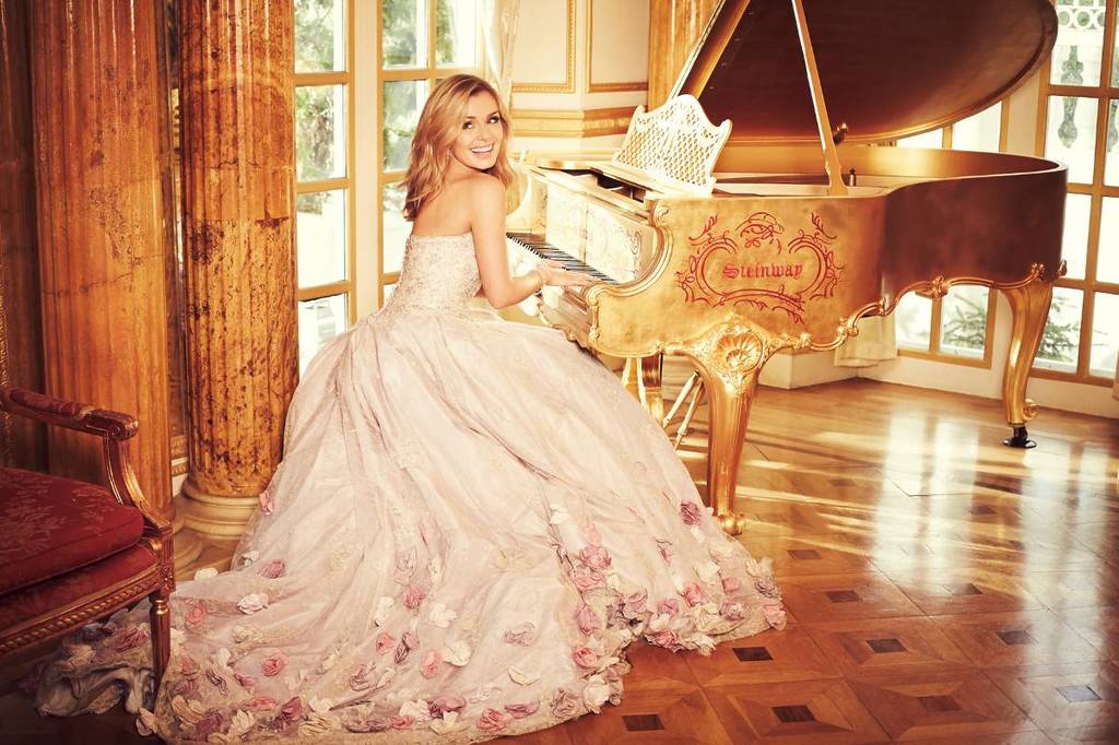 Katherine Jenkins op een persfoto terwijl ze piano speelt