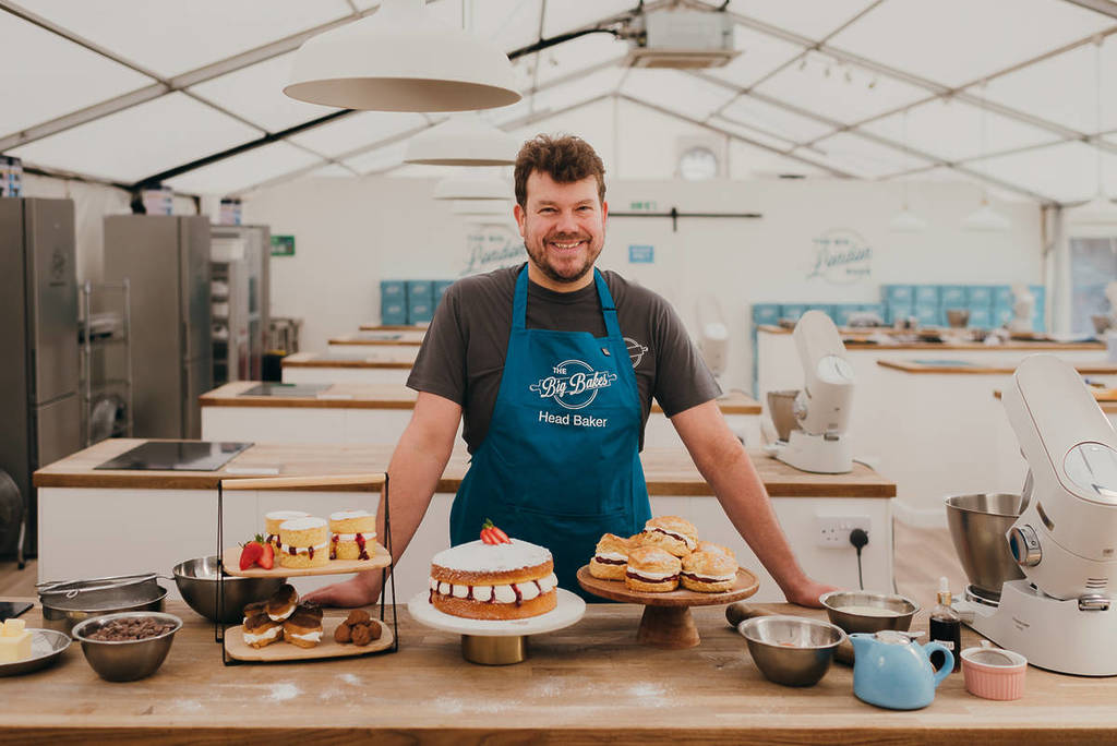 Un pasticcere con le sue creazioni al tendone di The Big Bakes London.