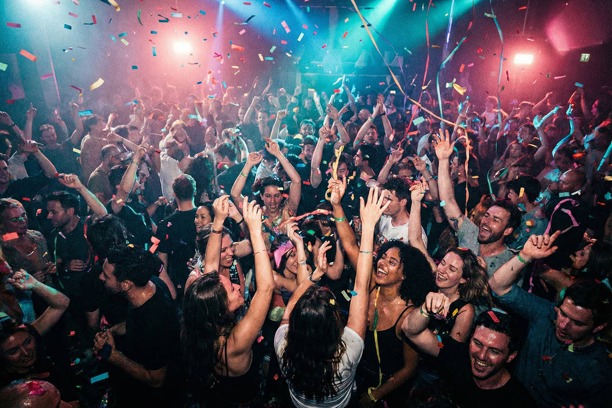 Dieser im Dunkeln leuchtende Bingo-Rave erobert London – mit Konfettiregen, spontanen Tanzschlachten und epischen Preisen Dieser im Dunkeln leuchtende Bingo-Rave erobert London – mit Konfettiregen, spontanen Tanzschlachten und epischen Preisen