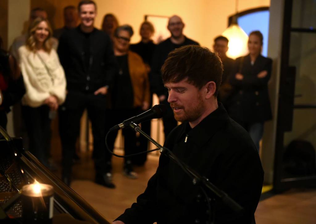James Blake tritt bei einer Hörveranstaltung auf