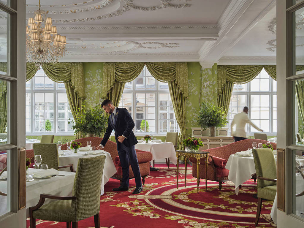 Die Mitarbeiter geben den Tischen im kunstvollen Speisesaal im The Goring den letzten Schliff