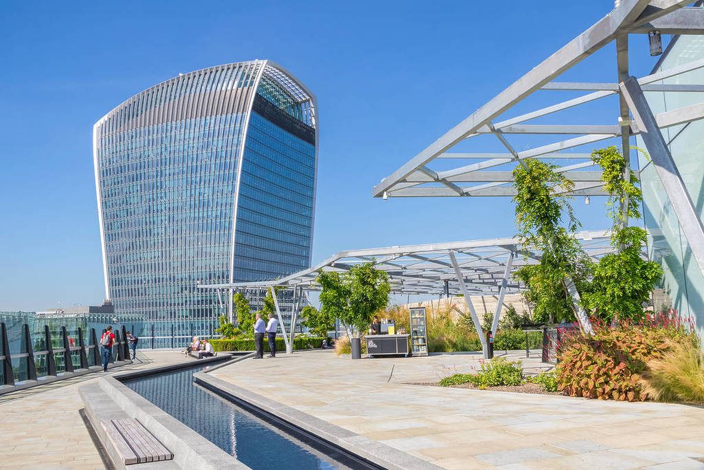 Das Walkie-Talkie-Gebäude von einer nahegelegenen Terrasse aus gesehen