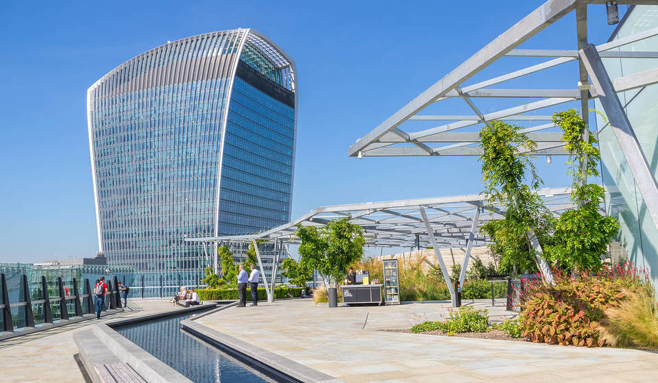 Este evento de angariação de fundos em Londres desafia os participantes a subir até ao topo do icónico edifício Walkie Talkie, angariando fundos para instituições de caridade ao longo do caminho.