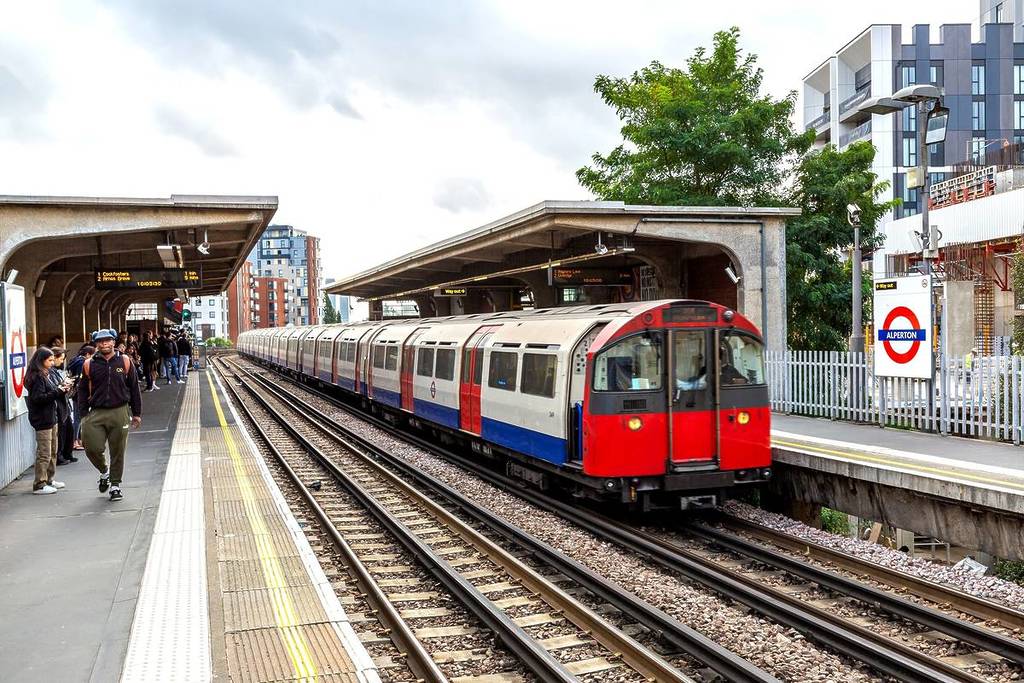 Een Londense metro op een perron in de open lucht