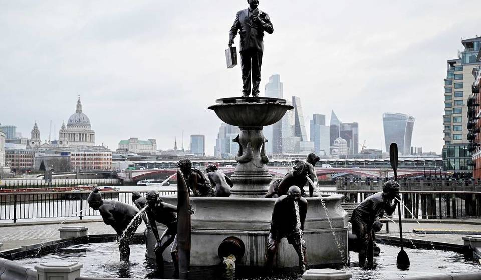 Uma «Fonte da Imundície» com 10 metros de largura apareceu em Londres, retratando várias figuras «vomitando» água poluída — para aumentar a consciencialização sobre o escândalo do esgoto na Grã-Bretanha.