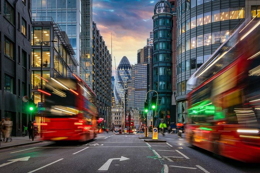 Busse fahren durch die City von London