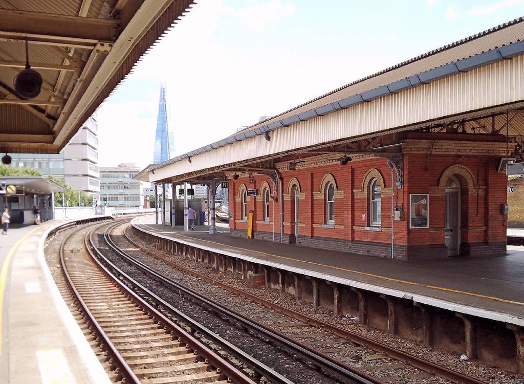 El andén de la estación de Waterloo East con el Shard al fondo.