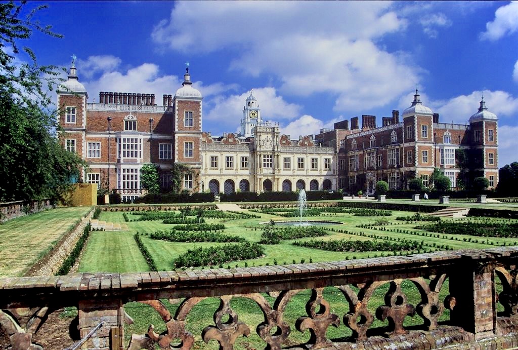 Hatfield House e os seus jardins num dia ensolarado