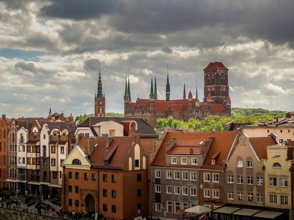 Los tejados de los edificios de Gdansk bajo un cielo gris y nublado.
